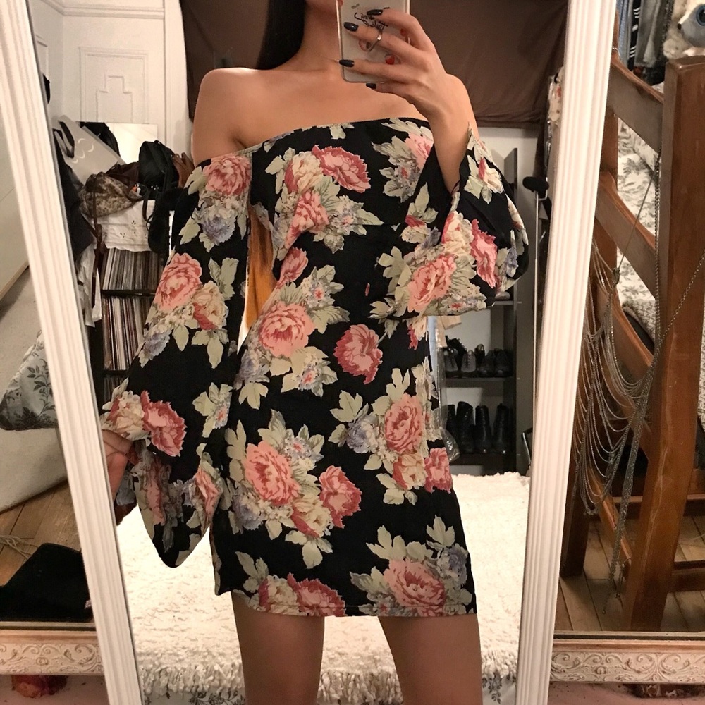 ❌SOLD❌ Reformation Casanova Off Shoulder Dress 2 - Picture 3 of 8